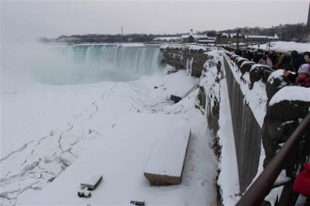 Niagara Şelalesi dondu