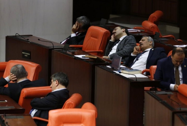 Yorgun düşen vekiller Meclis'te uyuyakaldı