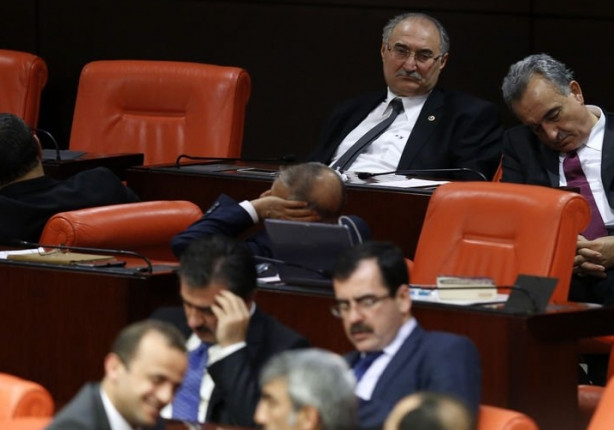 Yorgun düşen vekiller Meclis'te uyuyakaldı