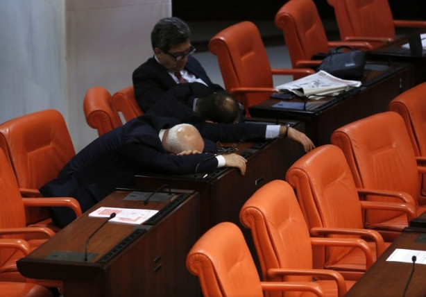 Yorgun düşen vekiller Meclis'te uyuyakaldı