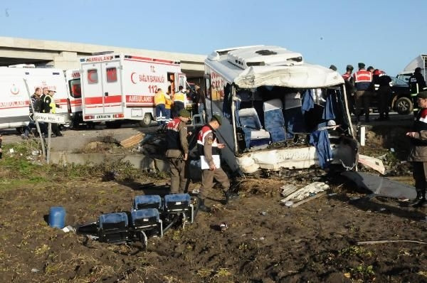 Öğrenci ve işçi servisleri çarpıştı:1 ölü