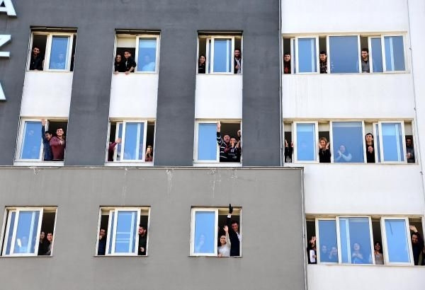 O'nu görenler pencereye koştu