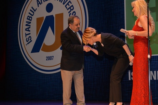 Gülben Ergen zorla öptü!