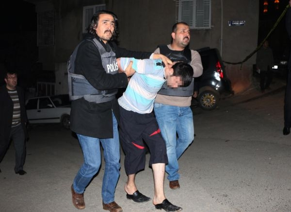 Eşi, çocukları ve iş arkadaşını rehin aldı