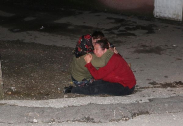 Eşi, çocukları ve iş arkadaşını rehin aldı