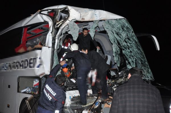 Otobüsün önü yok oldu: 2 ölü, 13 yaralı