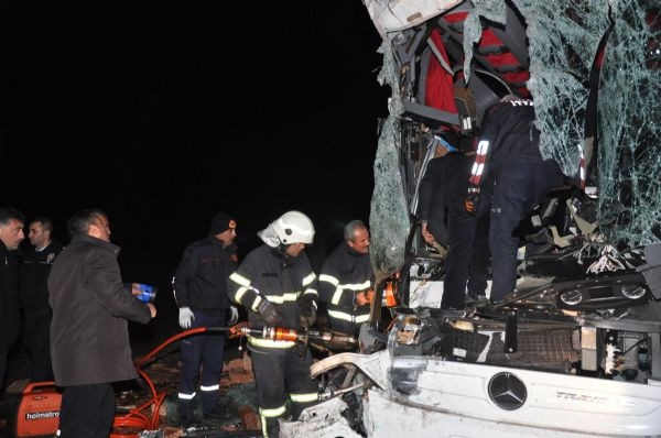 Otobüsün önü yok oldu: 2 ölü, 13 yaralı