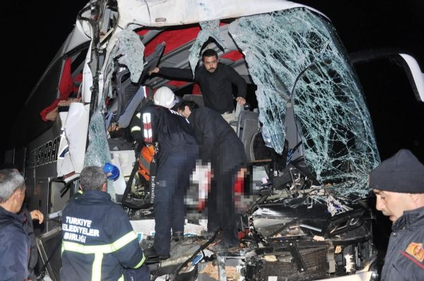 Otobüsün önü yok oldu: 2 ölü, 13 yaralı