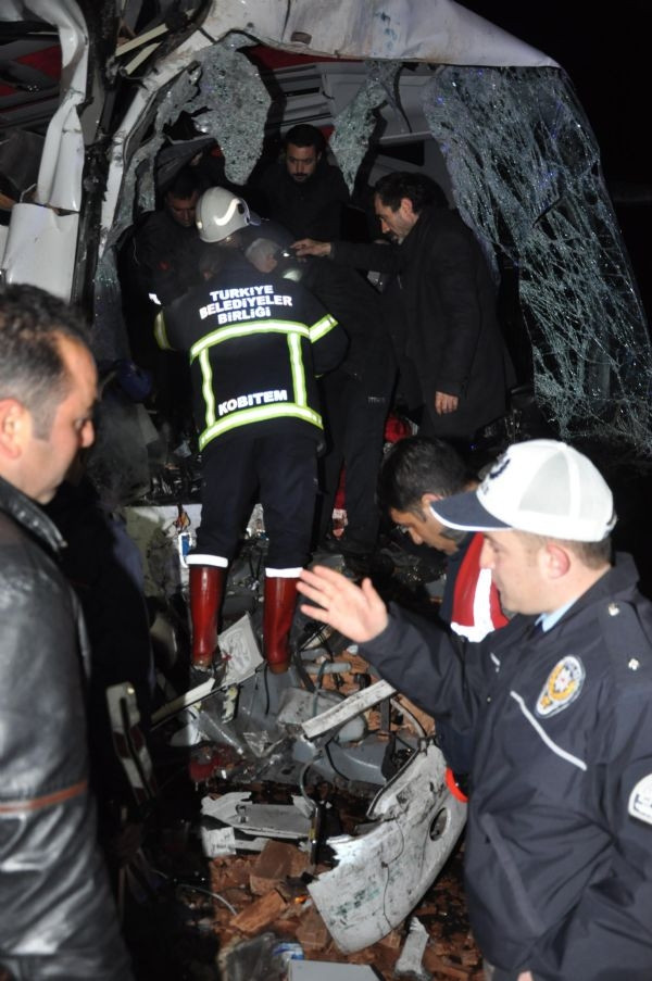 Otobüsün önü yok oldu: 2 ölü, 13 yaralı