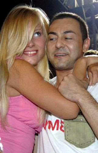 Serdar Ortaç fena dağıttı