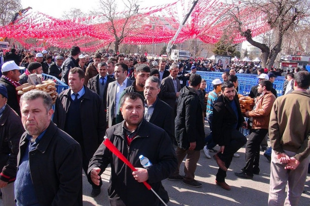 Erdoğan'ın mitingine zorla getirilen işçiler, o konuşurken alanı te