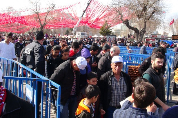 Erdoğan'ın mitingine zorla getirilen işçiler, o konuşurken alanı te