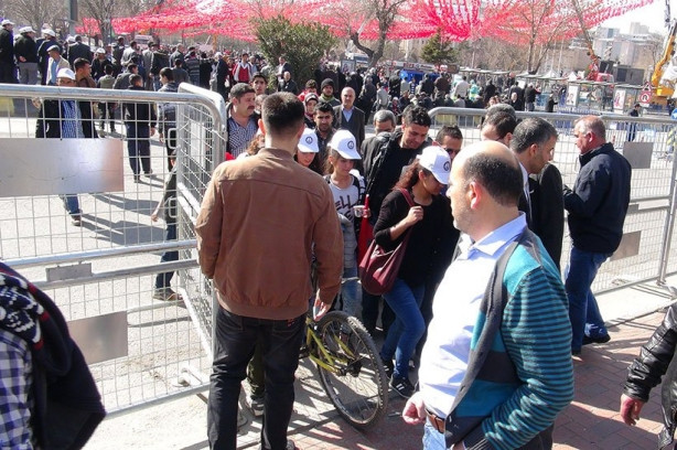 Erdoğan'ın mitingine zorla getirilen işçiler, o konuşurken alanı te