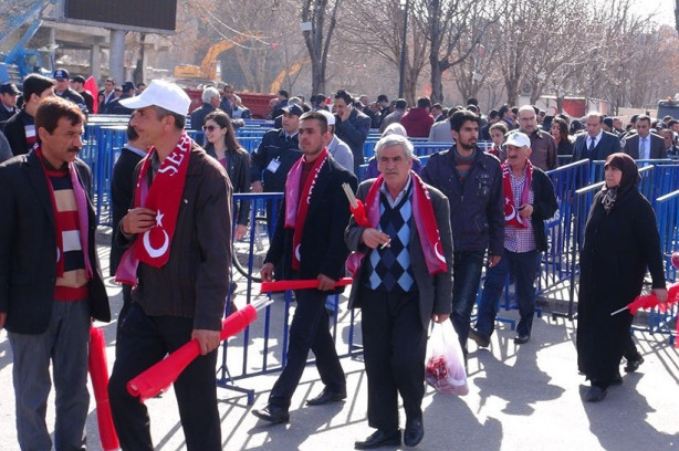Erdoğan'ın mitingine zorla getirilen işçiler, o konuşurken alanı te