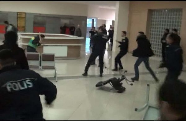 Adliye koridoru savaş alanına döndü