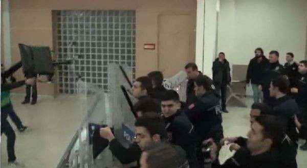 Adliye koridoru savaş alanına döndü