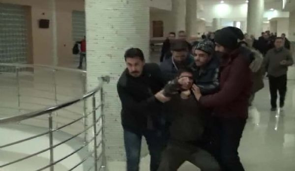 Adliye koridoru savaş alanına döndü
