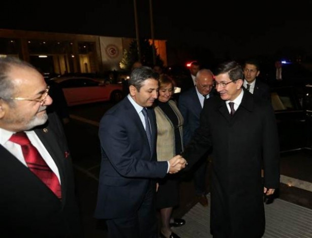 Davutoğlu, TBMM'de vekillerle sohbet etti, çiğ köfte yedi