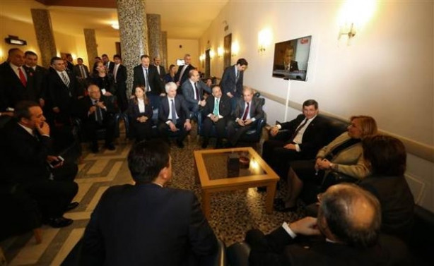 Davutoğlu, TBMM'de vekillerle sohbet etti, çiğ köfte yedi