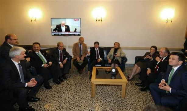 Davutoğlu, TBMM'de vekillerle sohbet etti, çiğ köfte yedi