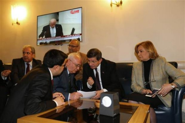 Davutoğlu, TBMM'de vekillerle sohbet etti, çiğ köfte yedi