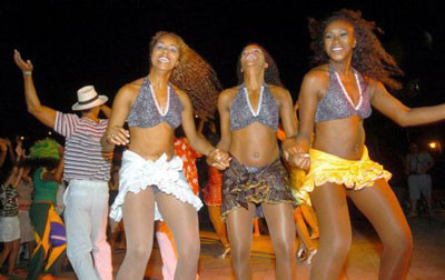 Bodrum gecelerinde Brezilyalı dansçılar