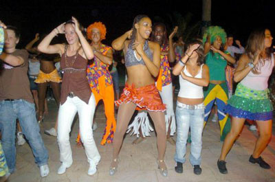 Bodrum gecelerinde Brezilyalı dansçılar