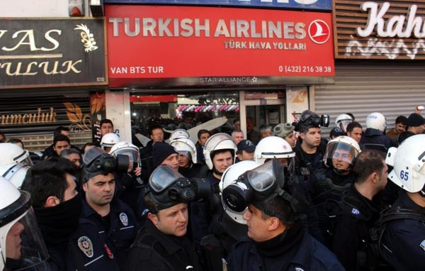 Van'da eşini vuran kişiye linç girişimi