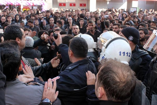 Van'da eşini vuran kişiye linç girişimi