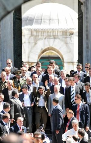 Burası Tahran değil İstanbul.. Ahmedinejad’a büyük “sevgi