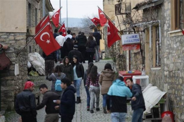 Bigalı Köyü'nde her eve bayrak asılıyor