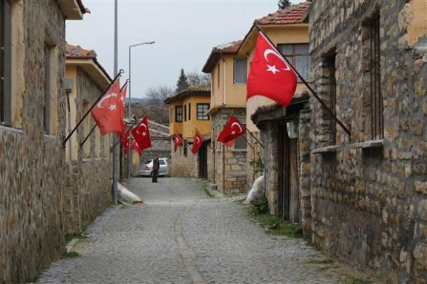 Bigalı Köyü'nde her eve bayrak asılıyor