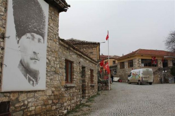 Bigalı Köyü'nde her eve bayrak asılıyor