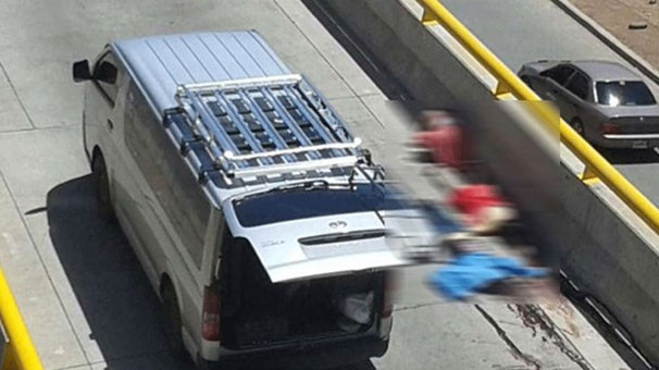 Üç mankene sokak ortasında infaz