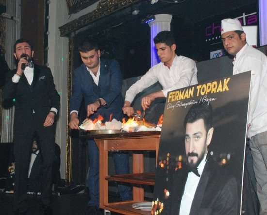 Hem albümünü tanıttı hem nişanlandı