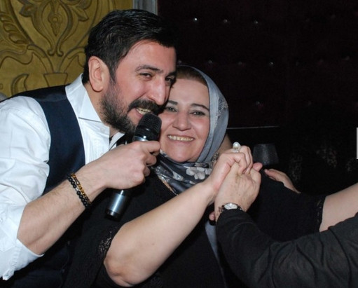 Hem albümünü tanıttı hem nişanlandı