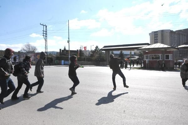 Öğrenciler önce selfie çekti,sonra polise şişe yağdırdı