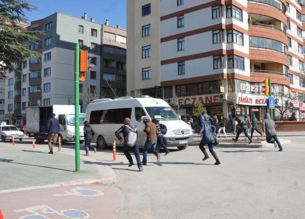 Öğrenciler önce selfie çekti,sonra polise şişe yağdırdı