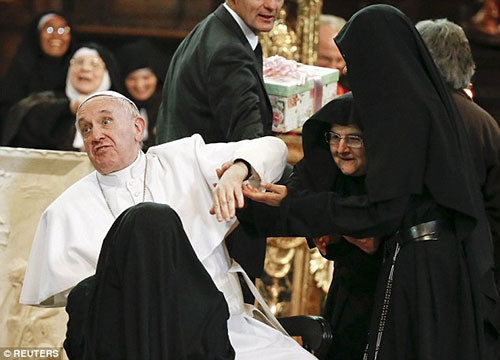 Rahibeler Papa'yı kuşattı!