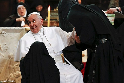 Rahibeler Papa'yı kuşattı!