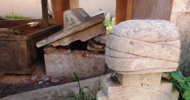 Tarihi mezarları talan ettiler