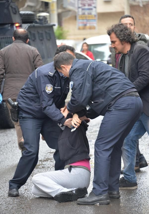 Evinde tüp patlayınca 5'inci kattan atlayan kadın öldü