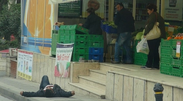 Bayılma numarası ile vatandaşı dolandırıyor