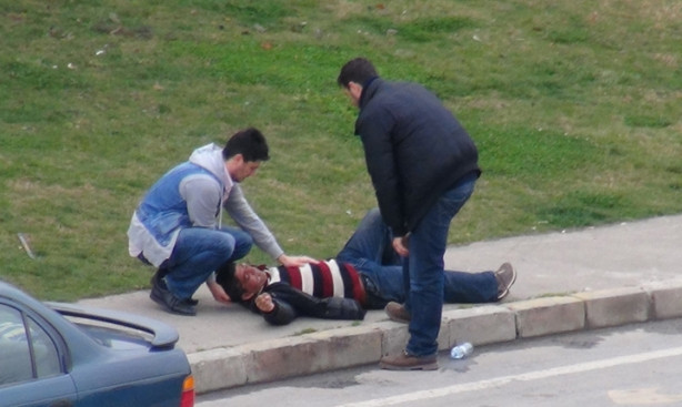Bayılma numarası ile vatandaşı dolandırıyor
