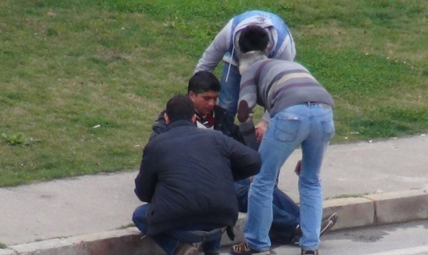 Bayılma numarası ile vatandaşı dolandırıyor
