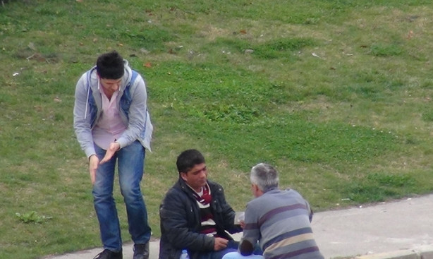 Bayılma numarası ile vatandaşı dolandırıyor