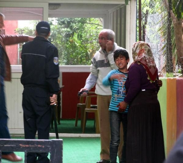 Linç edilmekten polis kurtardı!