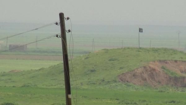 IŞİD Türkiye sınırına bayrak dikti