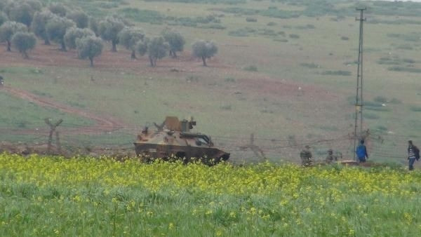 IŞİD Türkiye sınırına bayrak dikti