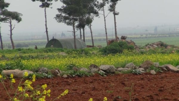IŞİD Türkiye sınırına bayrak dikti